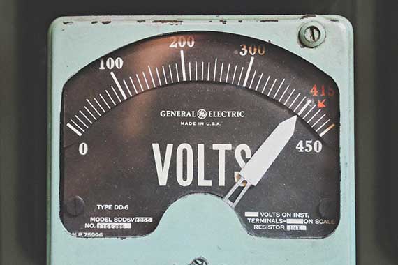 Bild von einem Strommessgerät mit Anzeige in Volt